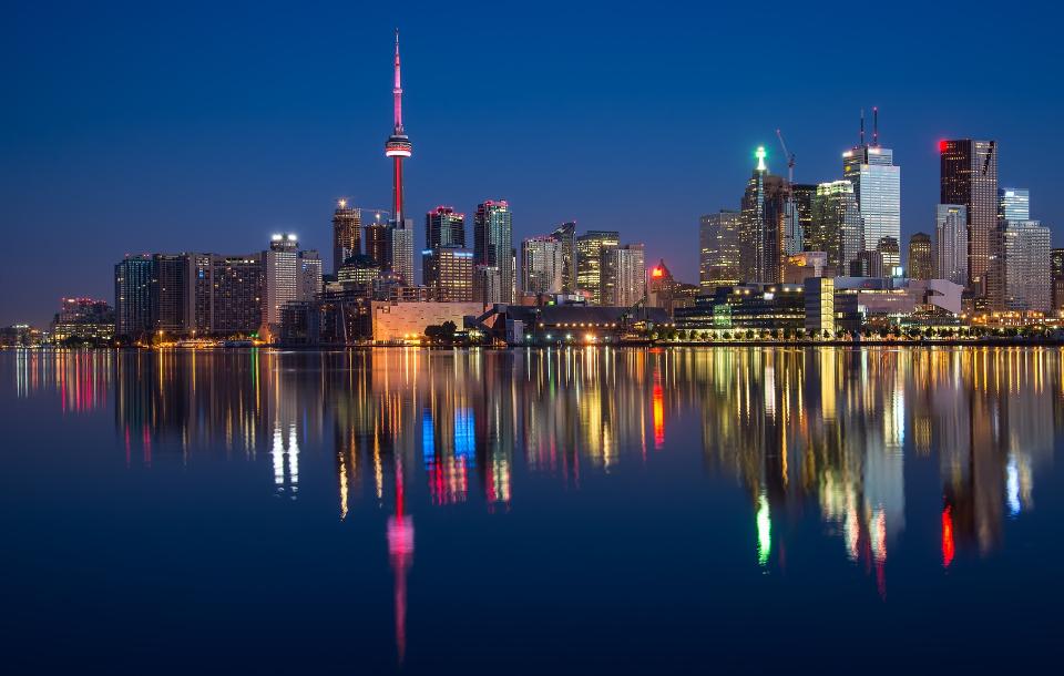 <p>Otra ciudad canadiense, Toronto, aparece en la tercera posición de la lista. El mercado inmobiliario de la capital económica del país también se encuentra en una situación importante de desequilibrio con un 1,95 de Índice de Riesgo Burbuja, aunque las autoridades frenaron recientemente el aumento de precios con medidas como la subida de impuestos a la compra de viviendas por extranjeros. (Foto: <a rel="nofollow noopener" href="http://pixabay.com/es/edificios-torre-cn-canadá-colorido-2297210/" target="_blank" data-ylk="slk:Pixabay;elm:context_link;itc:0;sec:content-canvas" class="link ">Pixabay</a> / jameswheeler). </p>