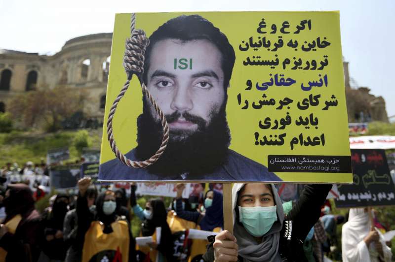 2016年喀布爾民眾發起抗議，要求政府處死恐怖組織「神學士」高階領袖阿納斯・哈卡尼等人。（AP）