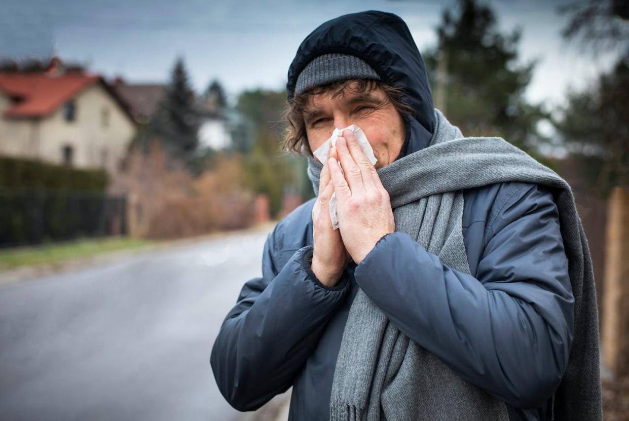 <a href="https://www.shutterstock.com/es/image-photo/flu-season-sick-man-winter-clothes-1616222188" rel="nofollow noopener" target="_blank" data-ylk="slk:Shutterstock / JacZia;elm:context_link;itc:0;sec:content-canvas" class="link ">Shutterstock / JacZia</a>