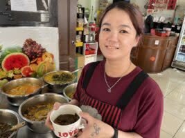 印尼小吃店「MAKANAN JAKARTA 1」老闆夫妻兩人。