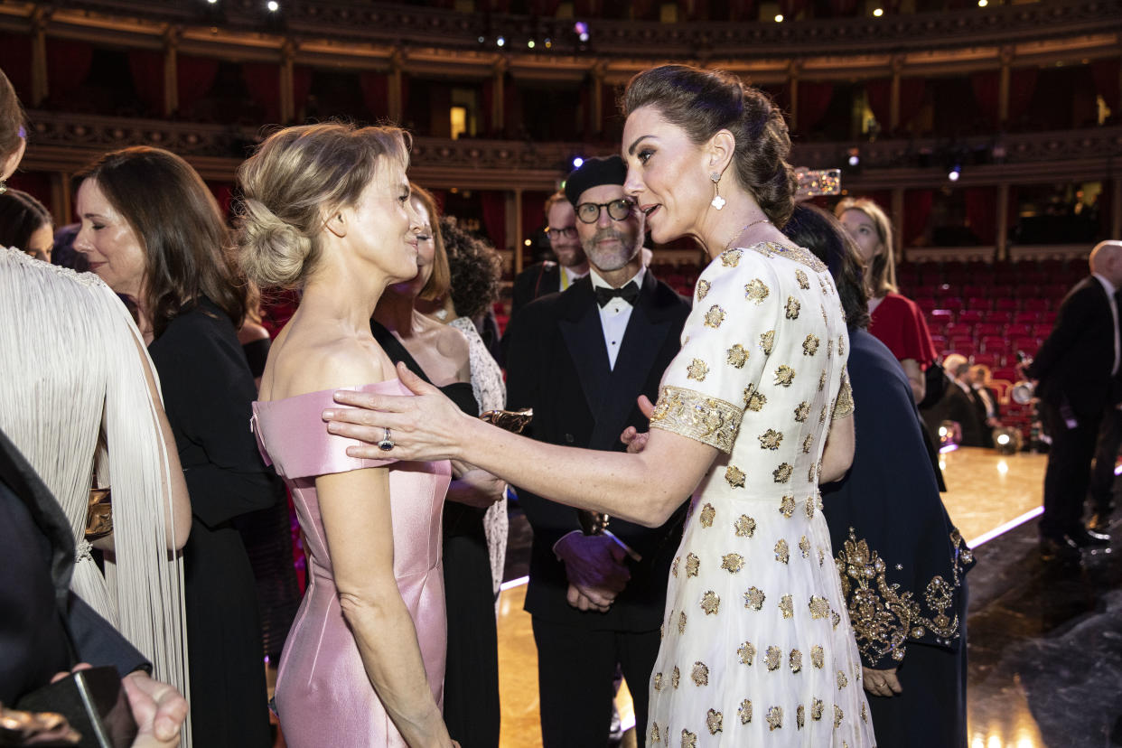 LONDON, ENGLAND - FEBRUARY 02: BAFTA winner Renee Zellweger and Catherine, Duchess of Cambridge speak at the EE British Academy Film Awards 2020 at Royal Albert Hall on February 2, 2020 in London, England. (Photo by Jeff Gilbert - WPA Pool / Getty Images)