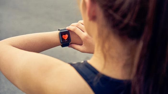 mujer mirando un reloj donde aparece un corazón