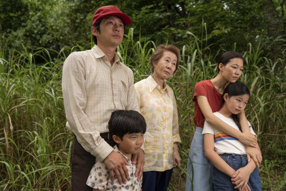 En esta imagen difundida por A24, de izquierda a derecha, Steven Yeun, Alan S. Kim, Yuh-Jung Youn, Yeri Han y Noel Cho en una escena de "Minari". La película ganó el Globo de Oro a la mejor cinta en lengua extranjera el domingo 28 de febrero de 2021. (Josh Ethan Johnson/A24 via AP)