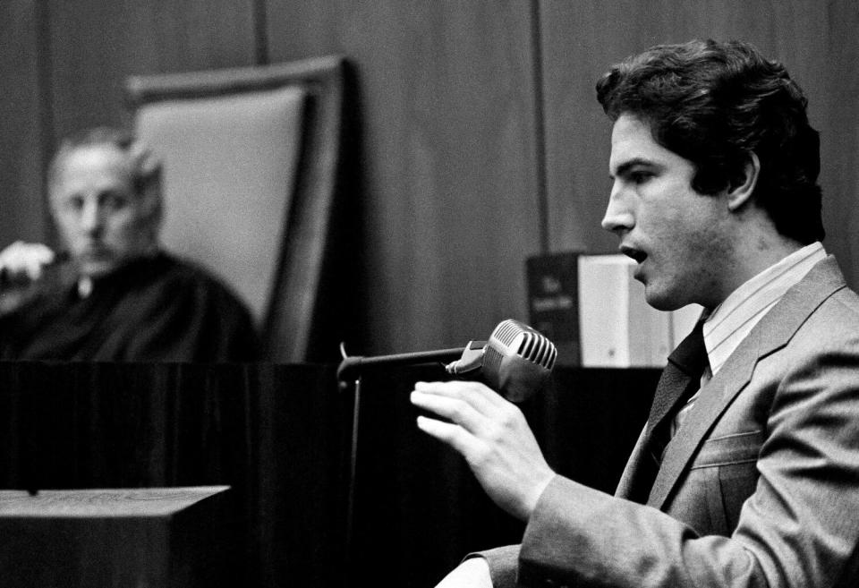 Kenneth Bianchi speaks on the witness stand as a judge looks on.