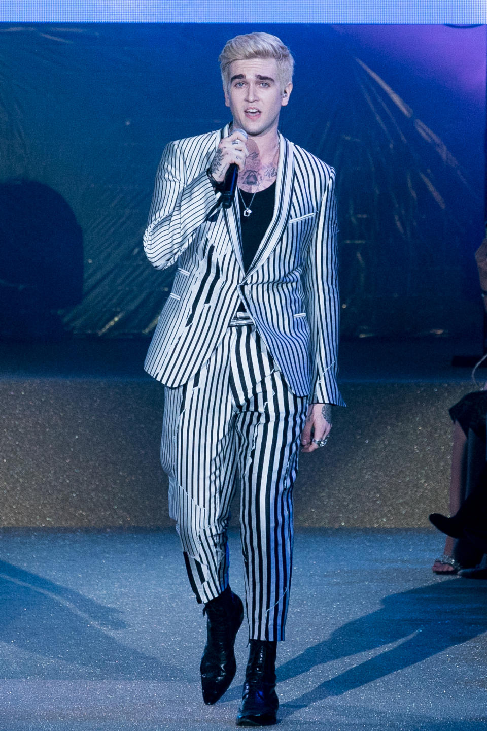 <p>Habitué des podiums, le jeune homme se produisait cette fois en tant que chanteur. (Crédit : Getty Images) </p>