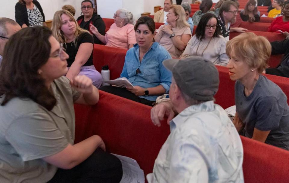 Doris Galindo (al centro), miembro de Temple Beth Sholom, se reúne con su congregación durante una reunión anual con la organización interreligiosa sin ánimo de lucro PACT (People Acting for Community Together). PACT anunció que su nueva campaña del año se centrará en la lucha contra el alquiler y la falta de vivienda en el Condado Miami-Dade.