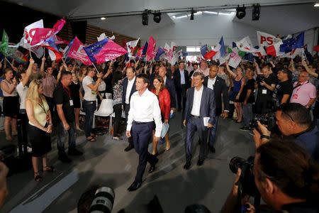 French Prime Minister Manuel Valls (Front) attends the Socialist Party's "Universite d'ete" summer meeting in La Rochelle, France, August 30, 2015. REUTERS/Stephane Mahe