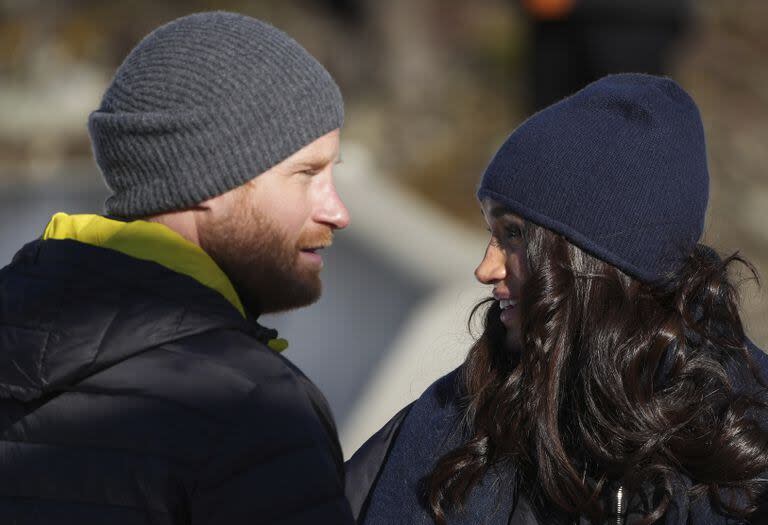 Harry y Meghan, en el entrenamiento para los Juegos Invictus, en Whistler, Columbia Británica. (Darryl Dyck/The Canadian Press via AP)