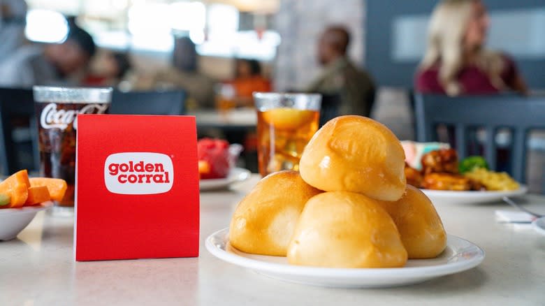 Golden corral table sign and rolls