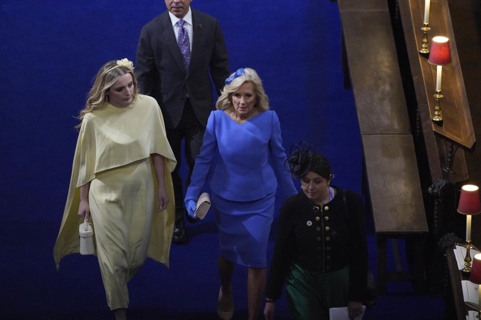 La primera dama de Estados Unidos, Jill Biden, y su nieta Finnegan Biden llegan a la Abadía de Westminster, previo a la ceremonia de coronación el rey Carlos III, en Londres, el sábado 6 de mayo de 2023. (Andrew Matthews/Pool via AP)