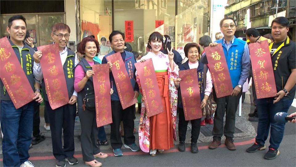 山田摩衣穿和服寫春聯　祝福民視收視率「飛龍在天」