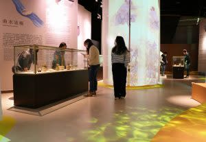 十三行博物館與國立歷史博物館共同推出「飲酒Bar─亞洲酒文化特展」。｜New Taipei Shihsanhang Museum of Archaeology and National Museum of history jointly launch “Special Exhibition of Asian Drinking Cultures.” (Courtesy of <span>Shihsanhang Museum of Archaeology</span>)