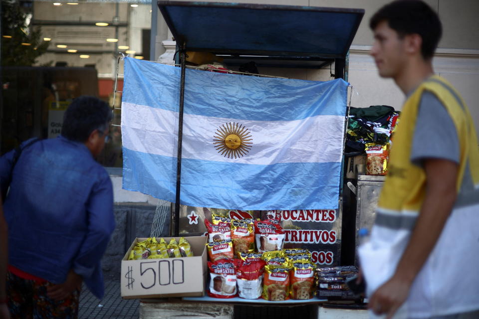 Venta de bocadillos en la calle, Buenos Aires, Argentina, el 12 de diciembre de 2023. (REUTERS/Tomas Cuesta)