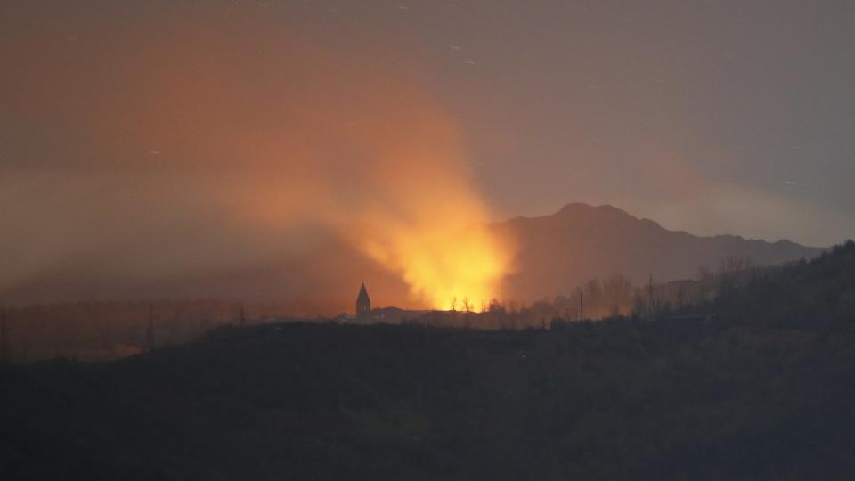 Rauch und Flammen markieren den Ort erbitterter Gefechte zwischen armenischen und aserbaidschanischen Streitkräften.