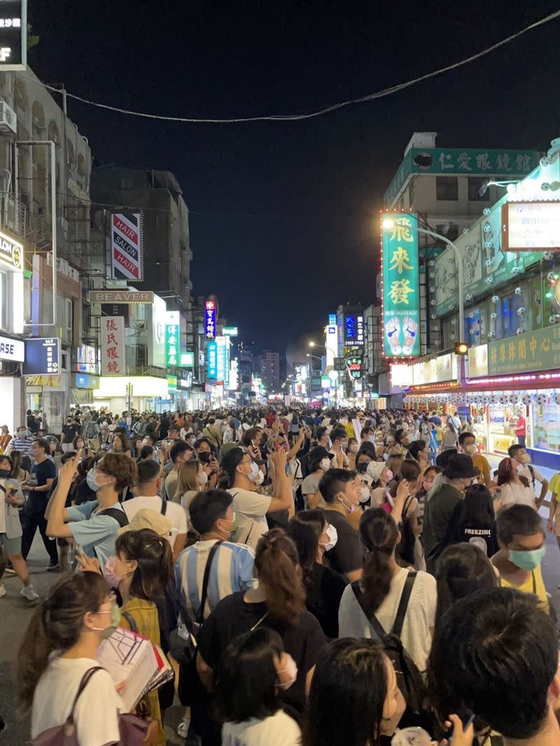 白晝之夜，人潮擠爆士林商圈。（圖／台北市文化局提供）