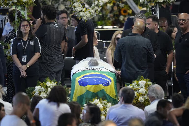 El féretro con los restos mortales de Pelé, durante la capilla ardiente sobre el césped del estadio Vila Belmiro, en Santos