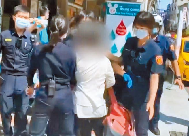 台南市知名的「檢舉魔人」蘇姓婦人（著白衣）涉嫌妨害公務，台南地檢署3日將她起訴，並建請從重量刑。（本報資料照片）