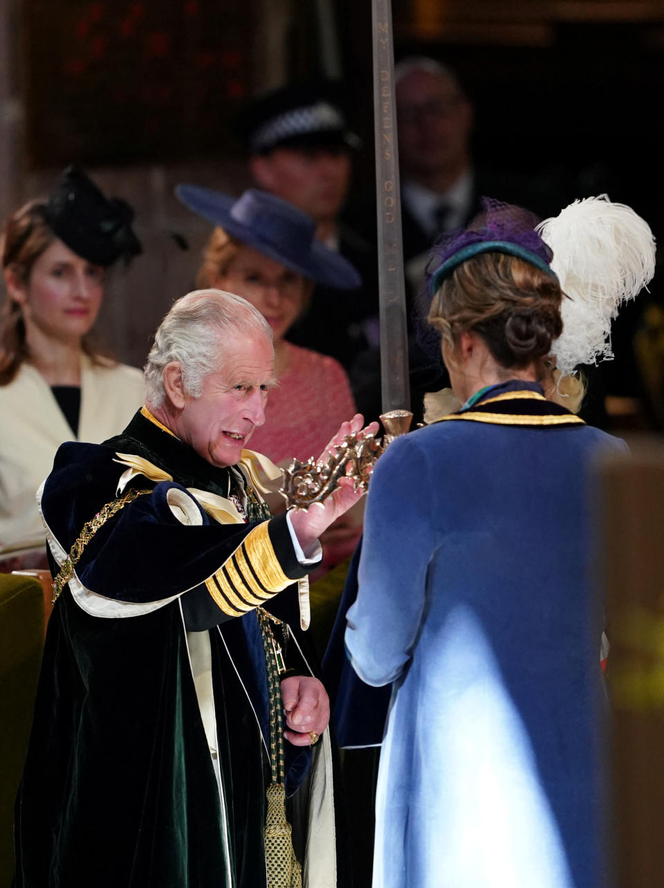 König Charles III, bekommt  das Elizabeth Schwert von Dame Katherine Grainger in der St Giles' Cathedral in Edinburgh überreicht. (Bild: Andrew Milligan/Pool via REUTERS)