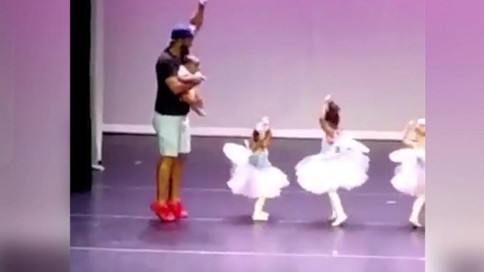 El papá de la niña saltó al escenario y la ayudó con su coreografía de ballet. Foto: YouTube