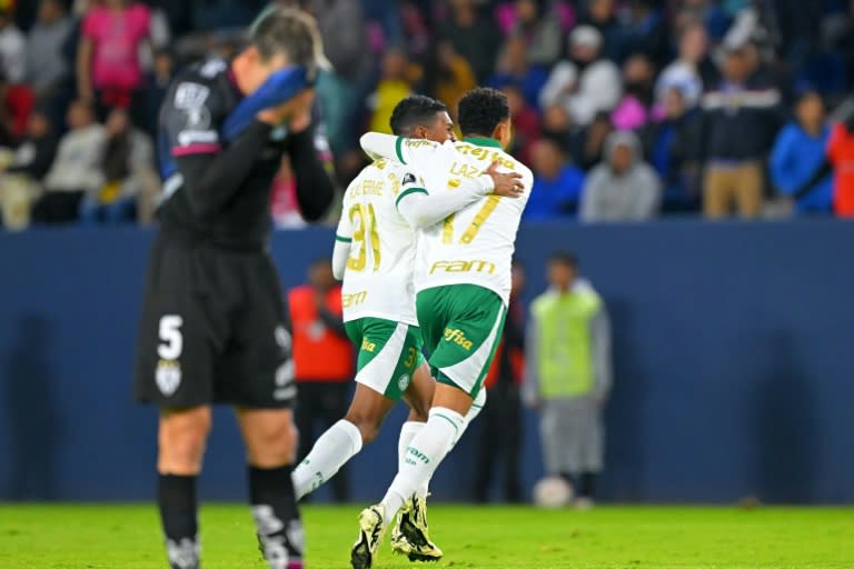 Luis Guilherme (I) celebra un gol del Palmeiras ante Independiente del Valle en la Copa Libertadores el 24 de abril de 2024 en Quito (Rodrigo BUENDIA)