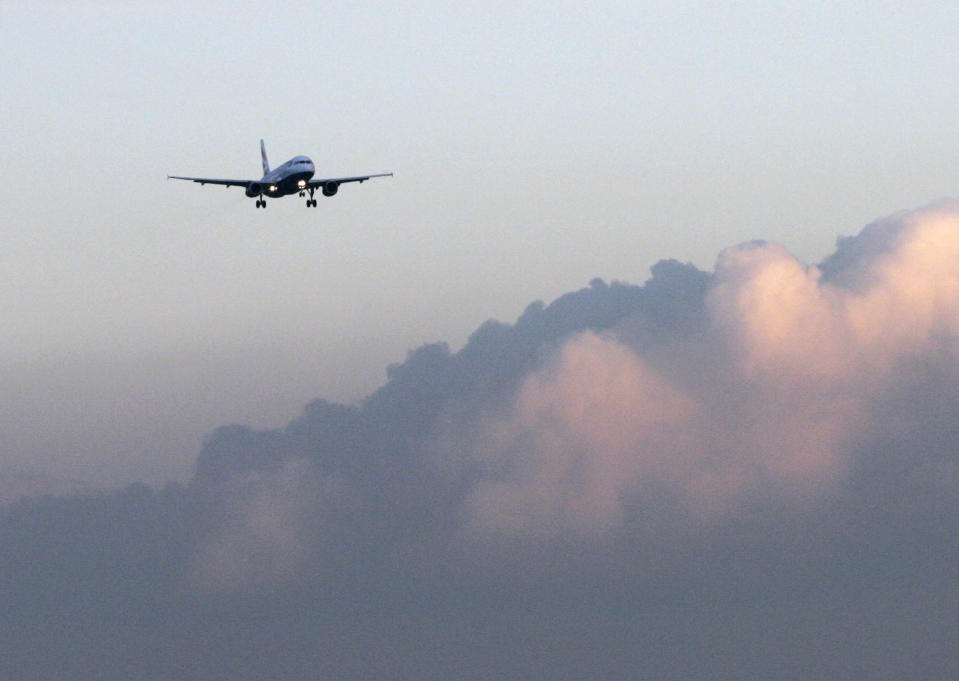 A British Airways plane comes in to land at Heathrow airport in London November 22, 2007. The airport could get a third runway and a sixth terminal to help it cope with a surge in air travel, the government said on Thursday, despite fierce opposition from environmental campaigners. REUTERS/Luke  MacGregor (BRITAIN)