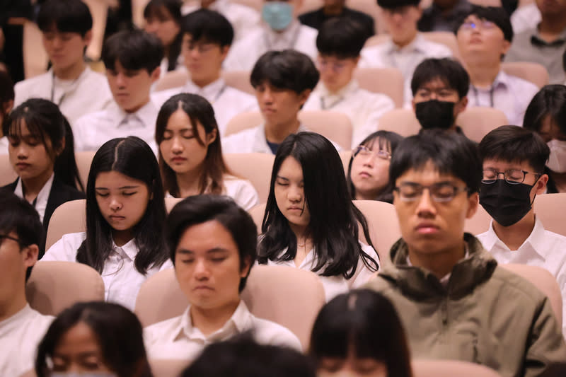 北醫大解剖教學英靈追思紀念會（1） 台北醫學大學26日舉行112年解剖教學英靈追思紀念 會，醫學院學生低頭感念大體老師及家屬的無私付 出。 中央社記者王飛華攝  113年3月26日 