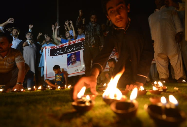 Pakistani Shiite Muslim protesters light oil lamps to pay tribute to Sufi musician Amjad Sabri who was killed in an attack by unknown gunmen, in Islamabad on June 22, 2016