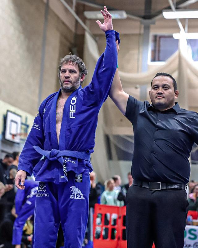 Tom Hardy 'raises the flag for jiu-jitsu' in Milton Keynes - BBC News