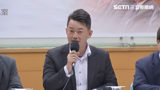 立委陳柏惟出席台灣教授協會召開的【拒養媚中退將，抗共全民皆兵】記者會。