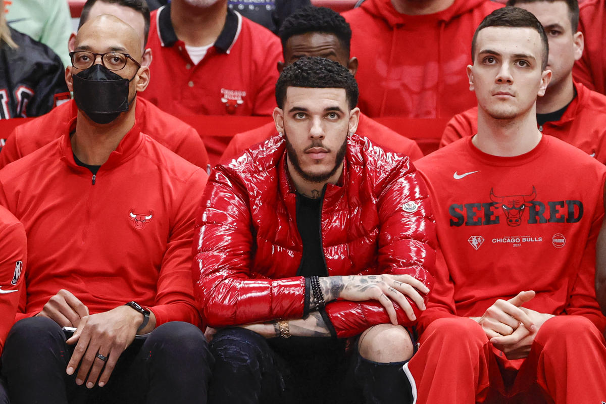 Bulls' Lonzo Ball will likely miss most, if not all, of the 2023-24 season  after third knee surgery - Yahoo Sports