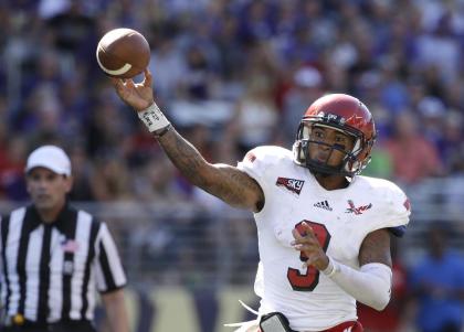 Eastern Washington quarterback Vernon Adams Jr. throws a pass against Washington Huskies. (AP Photo/Elaine Thompson, File)