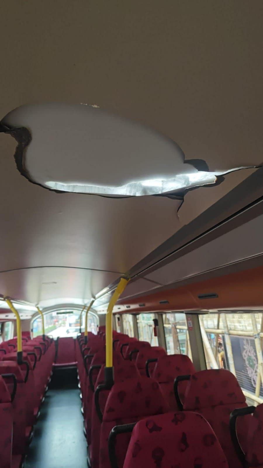 旺角石屎墮下鑿穿巴士車頂，形成一個巨窿。（香港突發事故報料區 Facebook 群組）