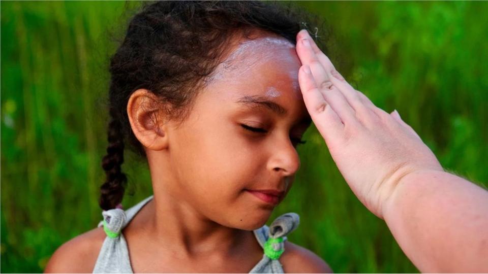 Una niña recibe protector solar