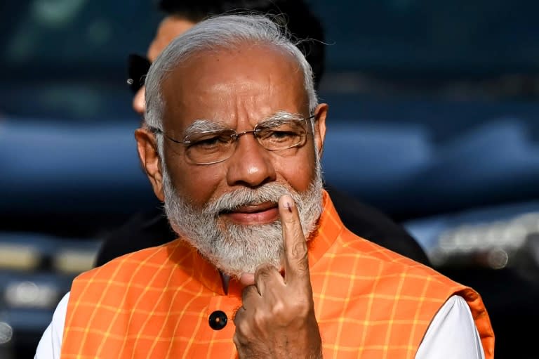 Mehr als zwei Wochen nach Beginn der sechswöchigen Parlamentswahl in Indien hat Regierungschef Narendra Modi seine Stimme abgegeben und seine Landsleute zum Urnengang aufgefordert. Er rufe die Inder auf, "zahlreich zur Wahl zu gehen und das Fest der Demokratie zu feiern", sagte Modi. (Sajjad HUSSAIN)