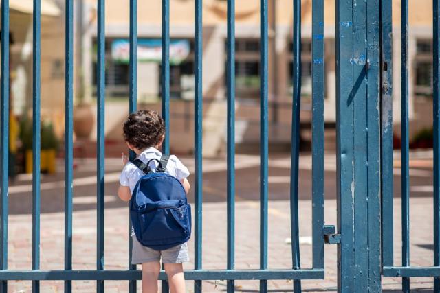 Un enfant de 5 ans laissé seul sur le trottoir après l'école, sa
