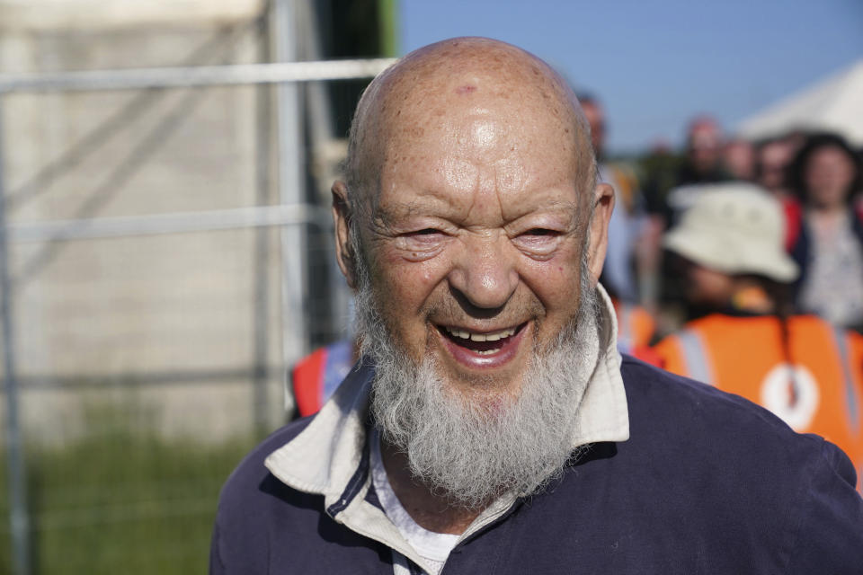 El cocreador del Festival de Glastonbury Michael Eavis reacciona tras abrir las puertas el primer día del evento en Worthy Farm, en Somerset, Inglaterra, el miércoles 22 de junio de 2022. (Yui Mok/PA vía AP)