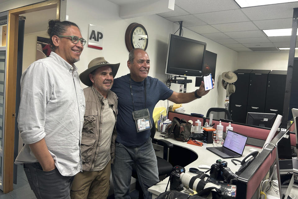 Los fotógrafos de The Associated Press, Eduardo Verdugo (izquierda), Marco Ugarte (centro) y Fernando Llano posan para fotografías tras ganar el Premio Pulitzer en Fotografía de Reportaje por sus imágenes de la crisis migratoria, en la oficina de la AP en la Ciudad de México, el lunes 6 de mayo de 2024. Ocho fotógrafos de la AP y colaboradores -seis de América Latina y dos de Estados Unidos- fueron galardonados con el Pulitzer de este año en Fotografía de Reportaje por imágenes tomadas en 2023 que documentaron el viaje de los migrantes. (AP Foto/Megan Janetsky)