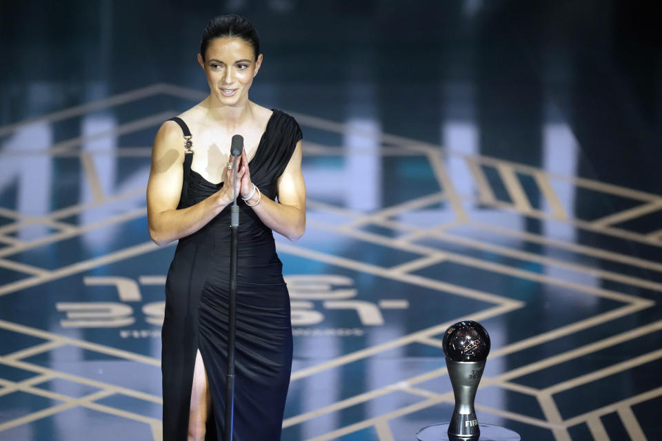 La española Aitana Bonmatí recibe el premio a la mejor jugadora del fútbol femenino en la Gala FIFA 2023, en Londres, el lunes 15 de enero de 2024. (AP Foto/Kirsty Wigglesworth)