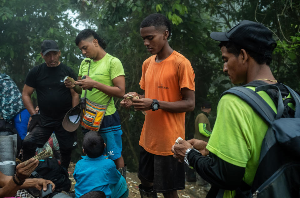 Los migrantes pueden alquilar hamacas por 10 dólares la noche en un campamento colombiano junto a la frontera con Panamá.(Federico Rios/The New York Times)