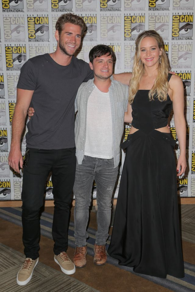 Jennifer Lawrence a impressionné la foule à ComicCon vêtue d'une robe à découpes noire, alors que ses collègues dans Hunger Games, Liam Hemsworth et Josh Hutcherson, ont clairement opté pour le confort. (Photo: Getty Images)