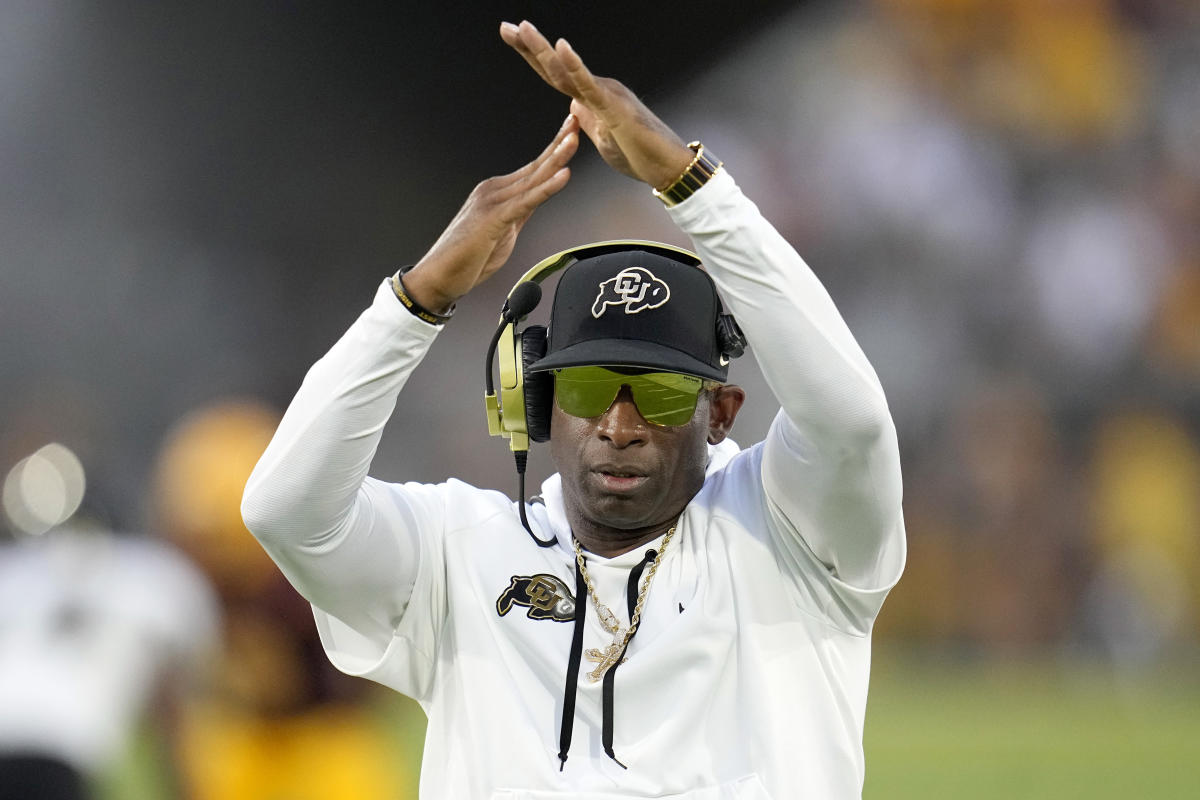 Deion Sanders tiene lezioni ai giocatori del Colorado per sfruttare al meglio la loro esperienza universitaria