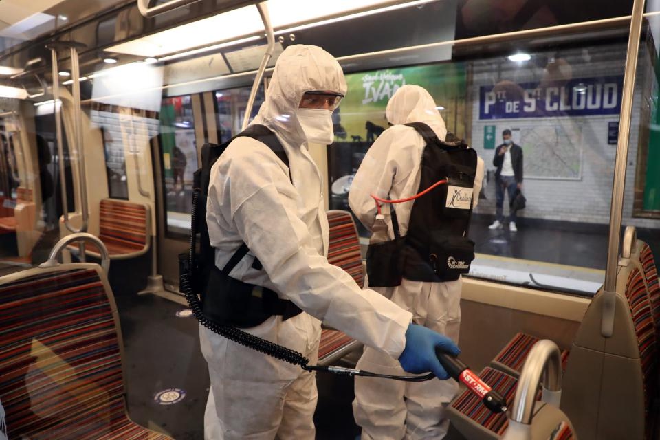 Désinfection dans une rame du métro parisien le 2 septembre 2020 - LUDOVIC MARIN / AFP