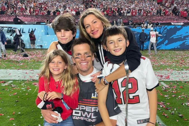 Tom Brady y su familia en su despedida de la NFL