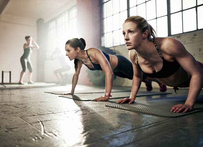 chicas haciendo ejercicio