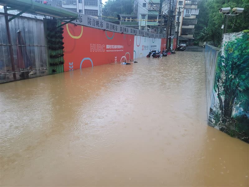 新北汐止一早「大淹水」，出現道路變黃河的情況。（圖／翻攝自汐止集團臉書）