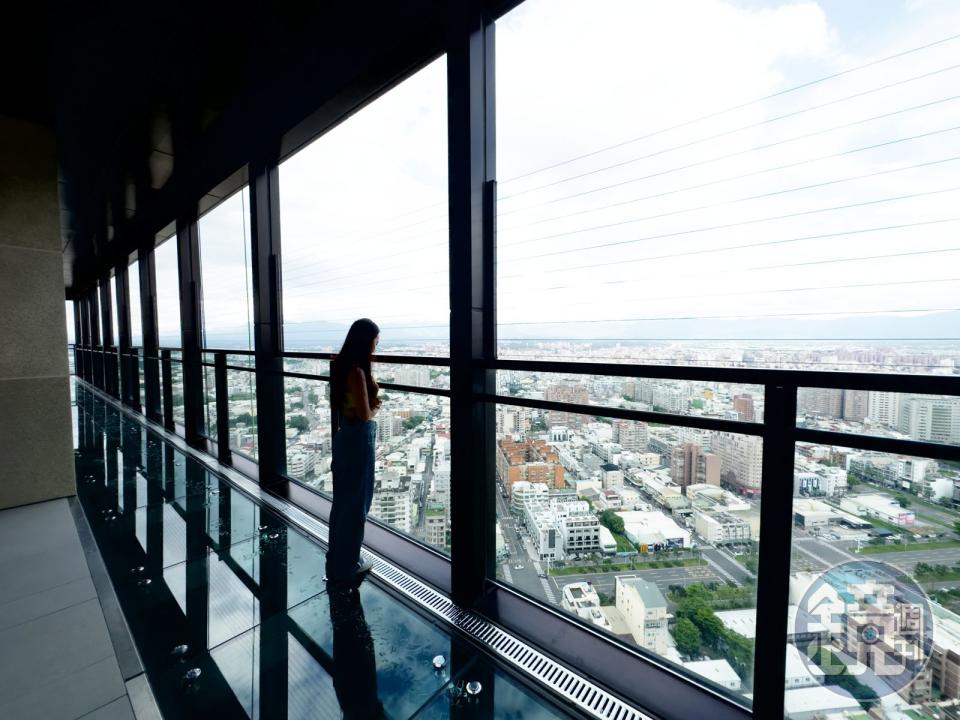 「嘉義福容voco酒店」設有高空觀景台與透明步道，能眺望嘉義阿里山與夜景，住客都能免費體驗。