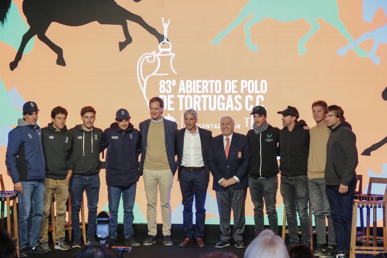 Los ocho polistas de los equipos confirmados, junto a José Ramón Santamarina, de Hurlingham; Delfín Uranga, presidente de la Asociación Argentina de Polo, y Jorge Anzorreguy, máxima autoridad de Tortugas.