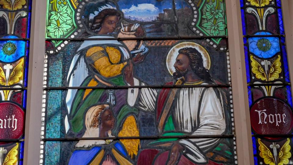 In the top portion of the Gibbs-DeWolf window, Jesus visits sisters Martha and Mary. "No one is triumphant or commanding,” observed one art historian.