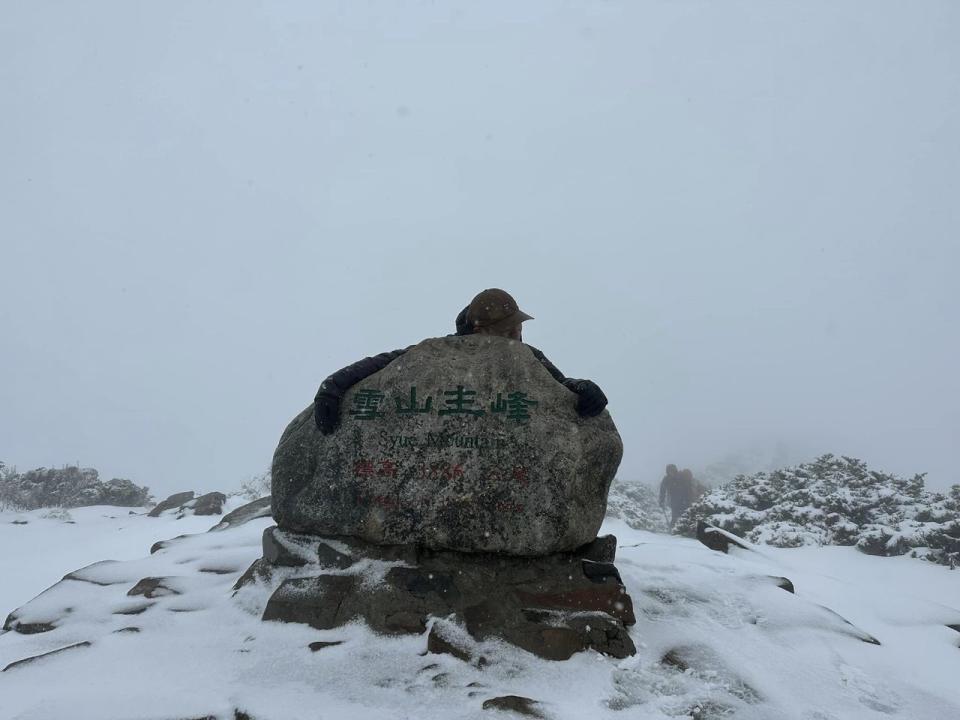 網友發出雪白美景照直呼，「真的不是愚人節玩笑」。   圖：翻攝自雪壩國家公園登山資訊分享站