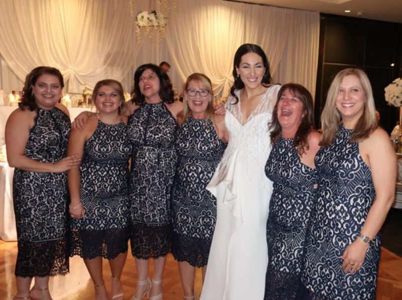 Stellen Sie sich vor, Sie sind eine von sechs Frauen, die das gleiche Kleid zu einer Hochzeit tragen. [Bild: Facebook/Debbie Speranza]